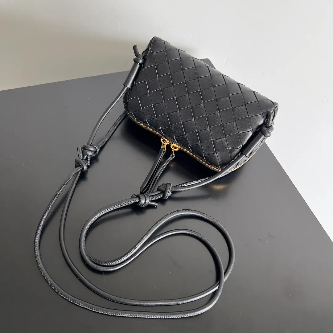 Batch 1260 BV new mini bag ceiling Bottegaveneta new Concert Pouch bag is small and has a large capacity. It can hold a Pro max mobile phone. The shoulder strap is adjustable for cross-body carry. It is very cost-effective when carried on one shoulder. The latest small bag in autumn has a lot of capacity. It can hold 4 short clips. I also tried it and it can hold one of my fists. It is cute, the capacity is touching and the length of the shoulder strap is adjustable for daily commuting. Full score 10 #bv woven bag Style number: 794258 Size: 18.5*11.5*8.5cm